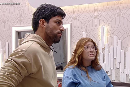 Ricardo Villardo e Giulia Garcia assistindo aos vídeos como Donos da Mansão no A Grande Conquista
