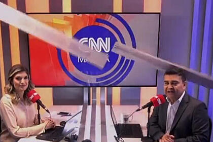 Roberto nonato e nicole fusco sendo atingindo pela estrutura do teto na cnn brasil