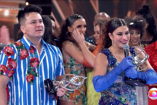 Rolon Ho e Priscila Fantin seguram troféu da Dança Dos Famosos 2023