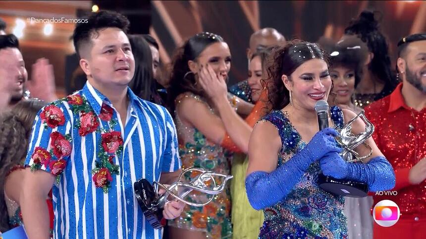 Rolon Ho e Priscila Fantin seguram troféu da Dança Dos Famosos 2023