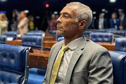 Romário tem alta após quase duas semanas internado com infecção