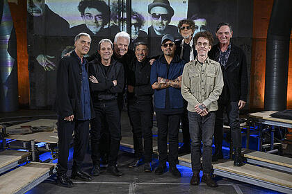 Pedro bial ao lado de arnaldo antunes, charles gavin, paulo miklos, nando reis, branco mello, tony bellotto e sérgio brito no som brasil