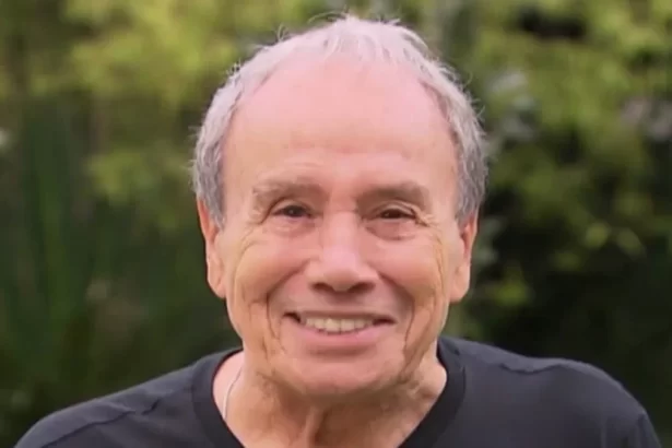 Stenio Garcia de camisa preta, sorrindo, durante gravações na TV Globo