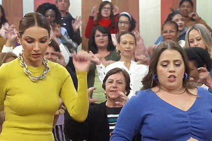 Patrícia Poeta e Tati Machado dançando no Encontro