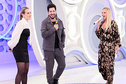 Eliana ao lado de thaeme e thiago, no palco do famosos da internet