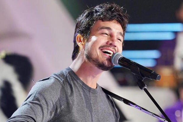 Tiago Iorc cantando no estúdio do Caldeirão