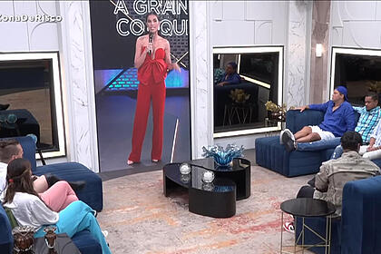 Mariana Rios comandando pelo telão uma votação na formação da Zona de Risco