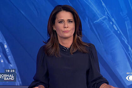 Adriana Araújo criticando André Valadão durante o Jornal da Band desta terça-feira (04/07)