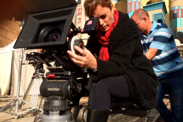 Diretora Armê Manente trabalhando em set de filmagens da Record