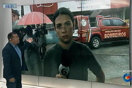 Repórter jaqueline bandeira no local onde um prédio desabou no janga entrando ao vivo no balanço geral manhã pe