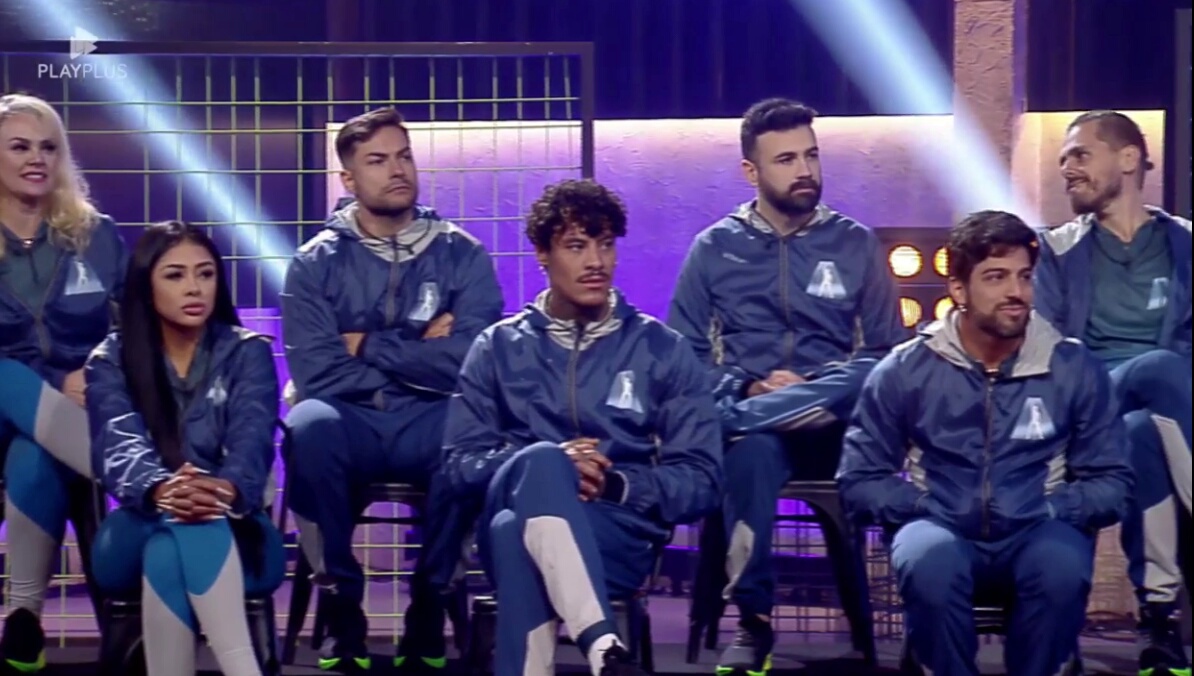 Eliminados sentados no cenário da Prova Final do A Grande Conquista