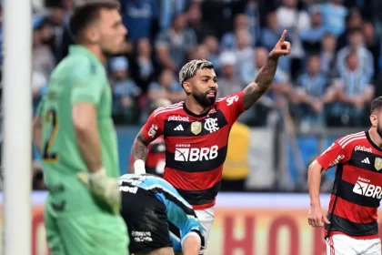 Jogadores do flamengo comemorando gol no jogo pela copa do brasil