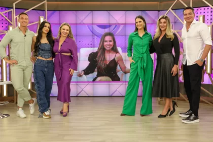 Da esquerda para a direita gabriel cartolano, gaby cabrini, flor isabele benito, chris flores, kalyne e léo dias no cenário do fofocalizando no sbt