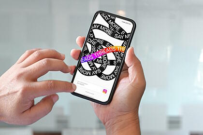 Mão mexe no aplicativo Threads do Instagram