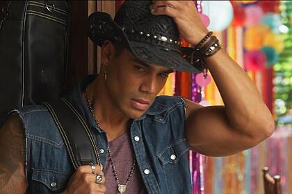 Micael Borges, Jefinho Sem-Vergonha, segura o chapéu em chamada da novela Fuzuê