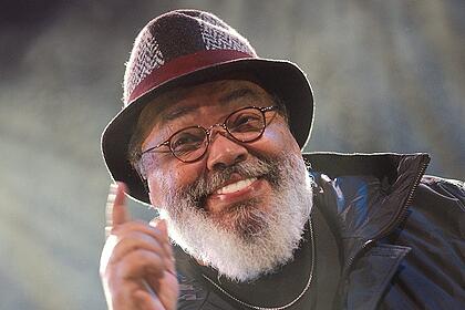 Jorge Aragão faz sinal com o dedo