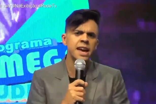 Lucas Macks apresentando o Mega Audiência da RedeTV!