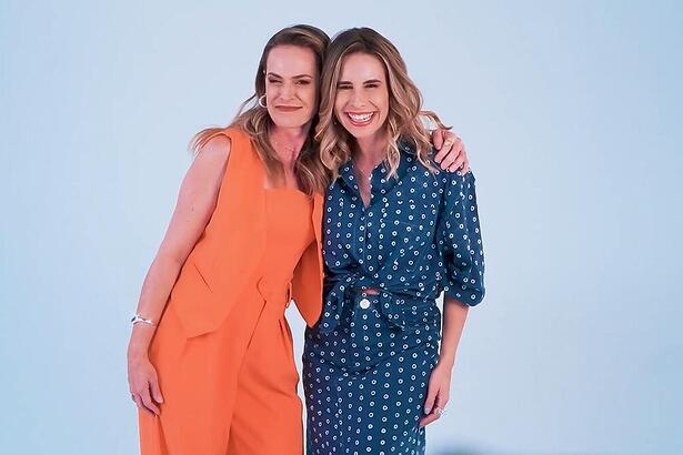 Regiane Tápias e Pamela Domingues se abraçam em chamada do novo Mulheres na TV Gazeta