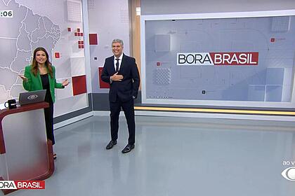 Joel Datena e Thaís Dias sorrindo na estreia do novo Bora Brasil da Band