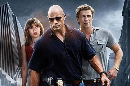Liam hemsworth, dwayne johnson e emma roberts em arte de divulgação do filme o grande assalto, exibido no cine espetacular do sbt