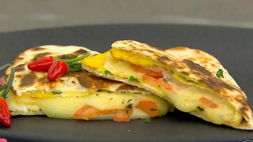 Wrap de frigideira, um pão com ovo, já pronto no cenário do Mais Você