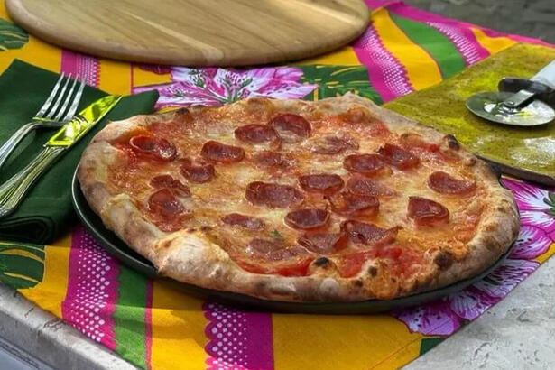 Pizza do chef Sei Shiroma pronta no balcão do É de Casa