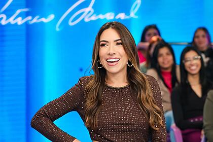 Patrícia abaravanel sorrindo enquanto apresenta o programa silvio santos