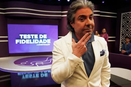 João kléber com a mão na boca nos bastidores das gravações do teste de fidelidade a investigação