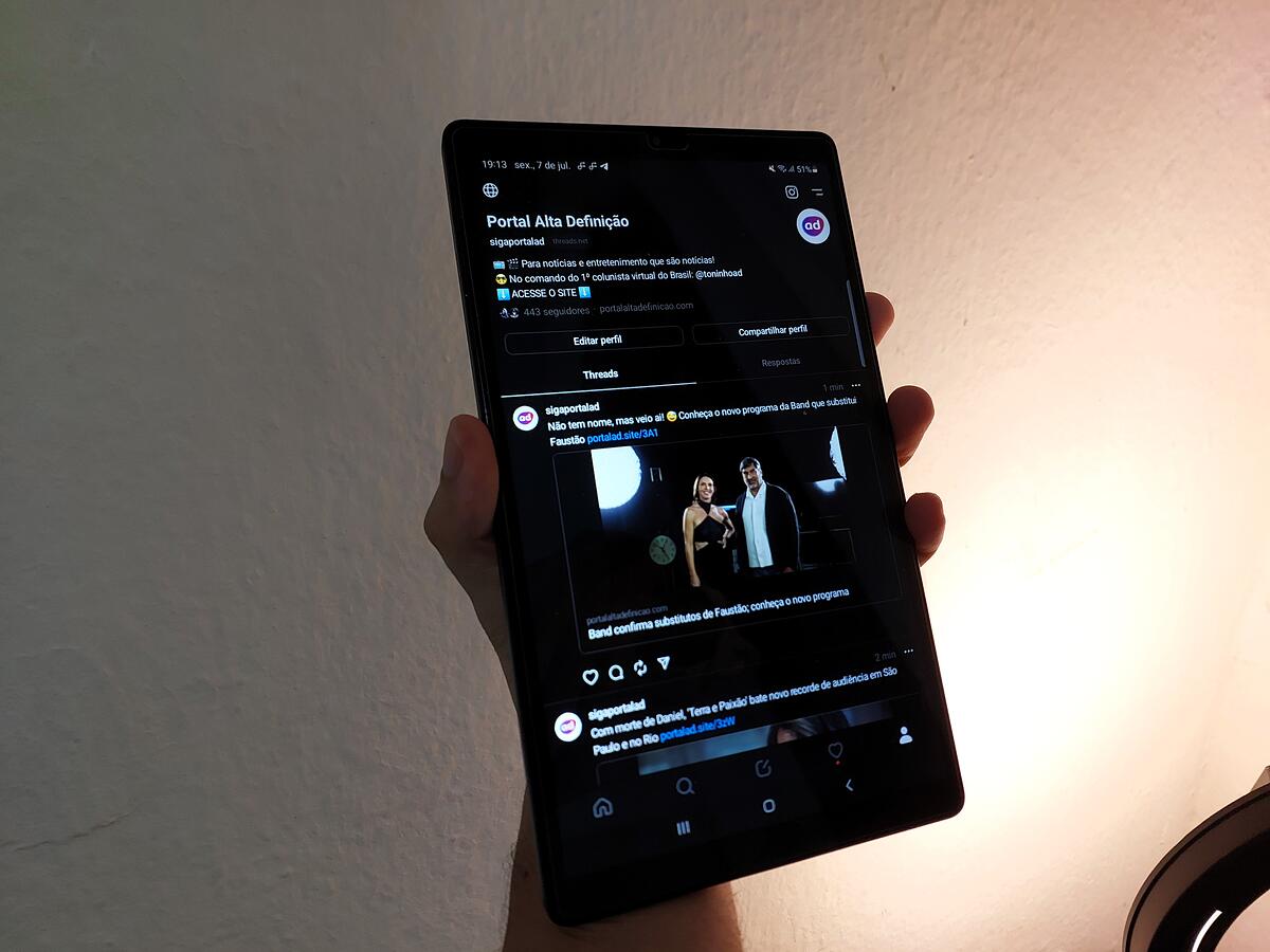 Mão segura tablet com o Threads do Portal Alta Definição
