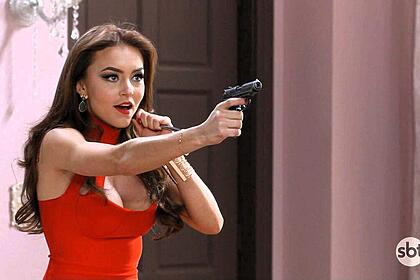 Angelique Boyer como Ana Leticia, segurando uma pistola em cena do último capítulo de Três Vezes Ana