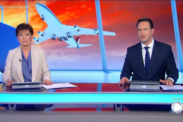 Arte gráfica do Jornal da Record com avião no telão para falar sobre a 123 Milhas