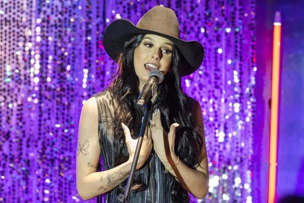 Ana Castela fazendo um show em trecho de cena da novela Terra e Paixão