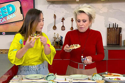 Ana Maria Braga e Ju Massaoka provando uma receita na cozinha do Mais Você