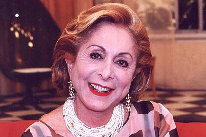 Aracy Balabanian em foto posada nos bastidores de uma novela