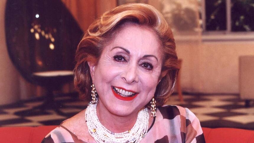 Aracy Balabanian em foto posada nos bastidores de uma novela