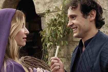Bárbara frança (abisague) e guilherme dellorto (salomão) em trecho da série reis