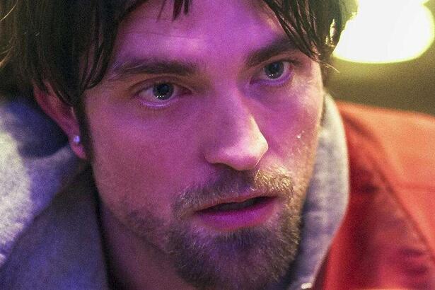 Robert Pattinson em trecho do filme Bom Comportamento