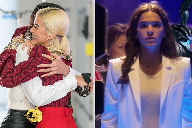 Imagem 1: Manu Gavassi de cabelo curto, loiro, de look vermelho, sorrindo, abraçando Bruna Marquezine durante gravação de série da Netflix; Imagem 2: Bruna Marquezine durante take de Besouro Azul