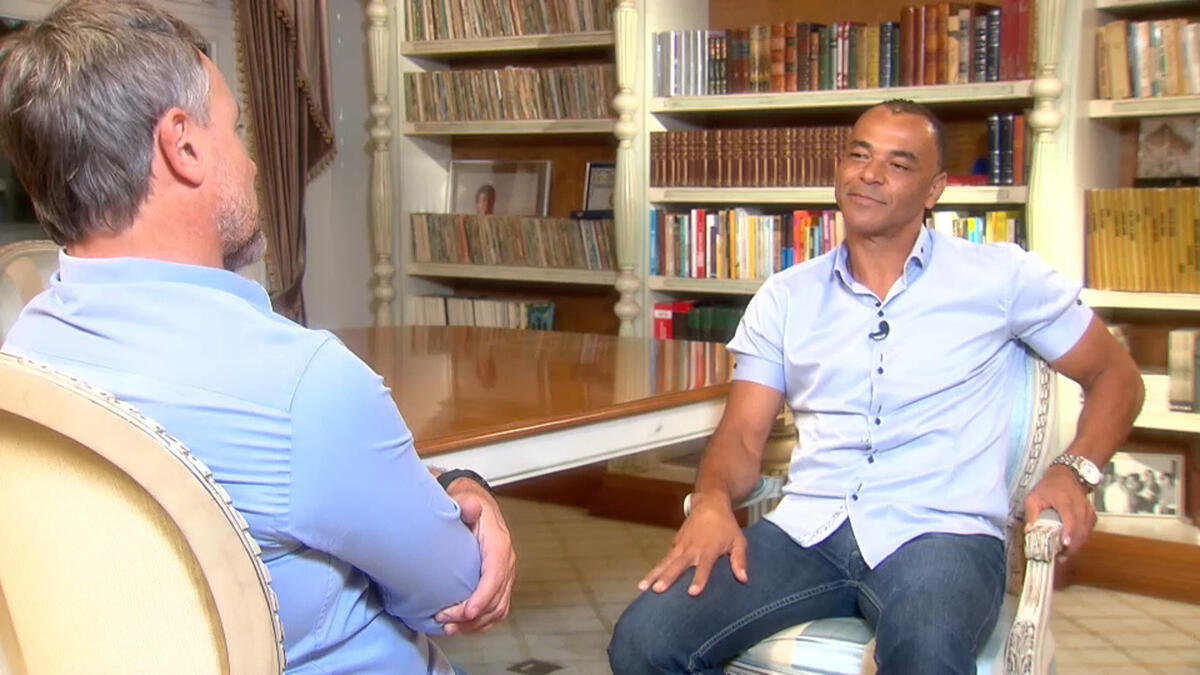 Cafu e Lucio Sturm, frente a frente, em trecho da entevista ao Domingo Espetacular