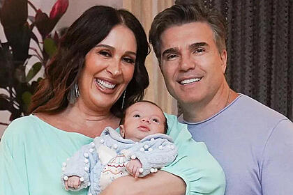 Claudia Raia e Jarbas Homem de Mello posando junto com o filho Luca
