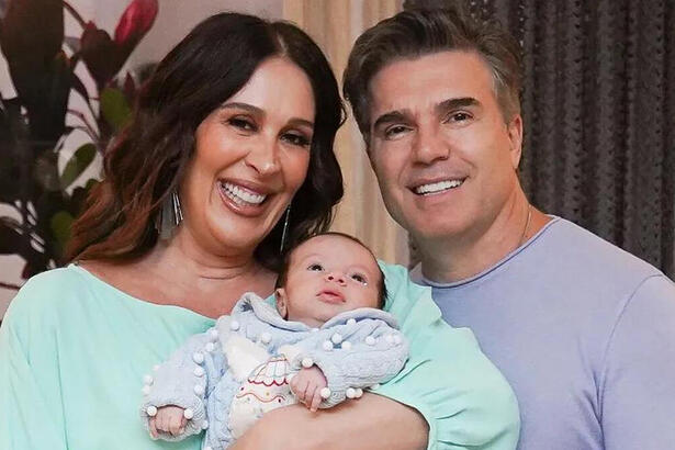 Claudia Raia e Jarbas Homem de Mello posando junto com o filho Luca