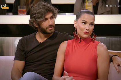 Deborah Secco e Hugo Mora participando do Sobre Nós Dois, programa do GNT