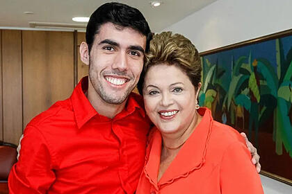 Jefferson Monteiro e Dilma Rousseff de camisa vermelha, sorrindo, abraçados