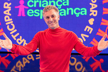 Luciano Huck de abraços abertos no estúdio do Domingão no Criança Esperança