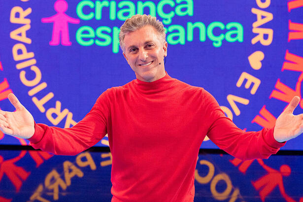Luciano Huck de abraços abertos no estúdio do Domingão no Criança Esperança