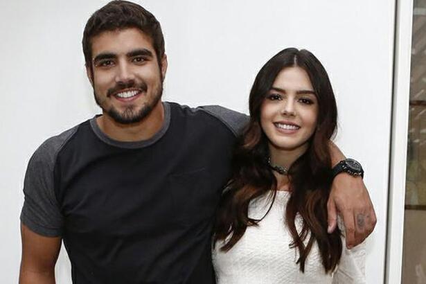 Giovanna Lancellotti abraçada com Caio Castro