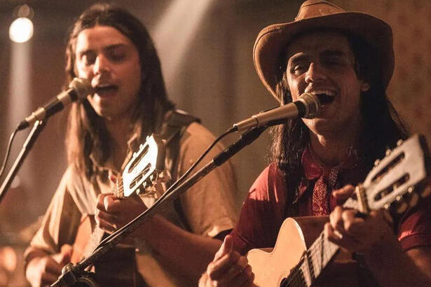 Rodrigo Simas e Felipe Simas em trecho da série As Aventuras de José e Durval