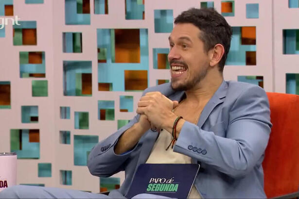 João Vicente de Castro durante comentário sentado no estúdio do Papo de Segunda