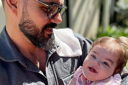 Juliano Cazarré ao lado de Maria Guilhermina, sua filha