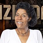 Marcia Fu de blusa de manga cumprida branca. Ela está sorrindo na divulgação de A Fazenda 15